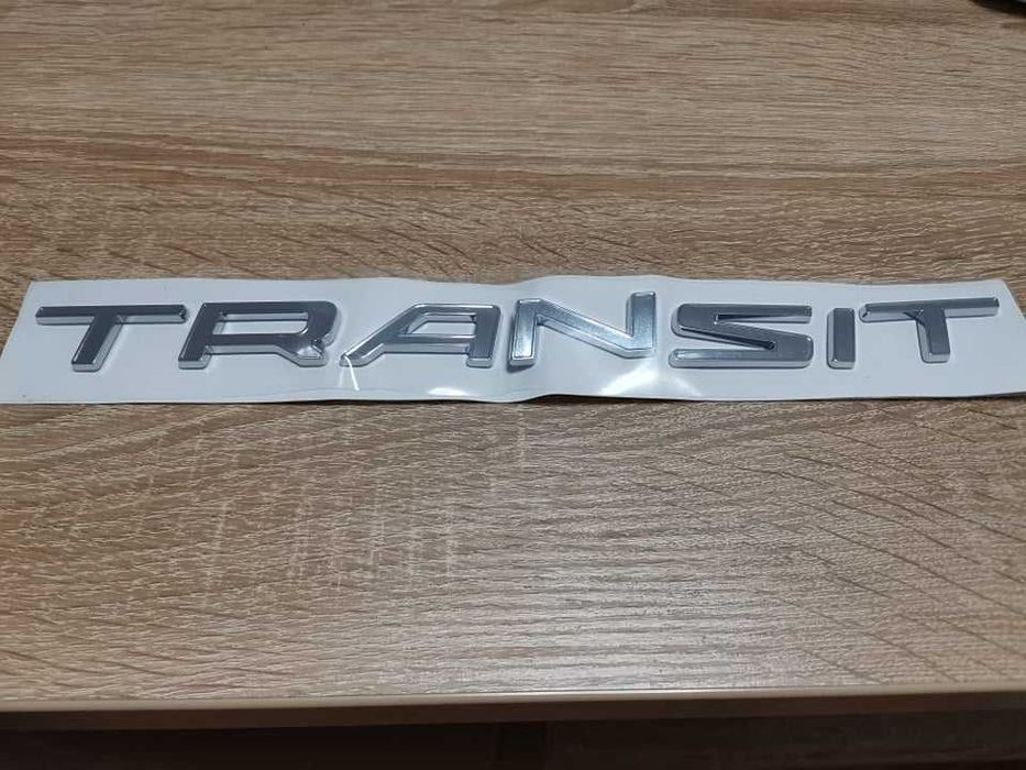 сребриста емблема Ford Transit