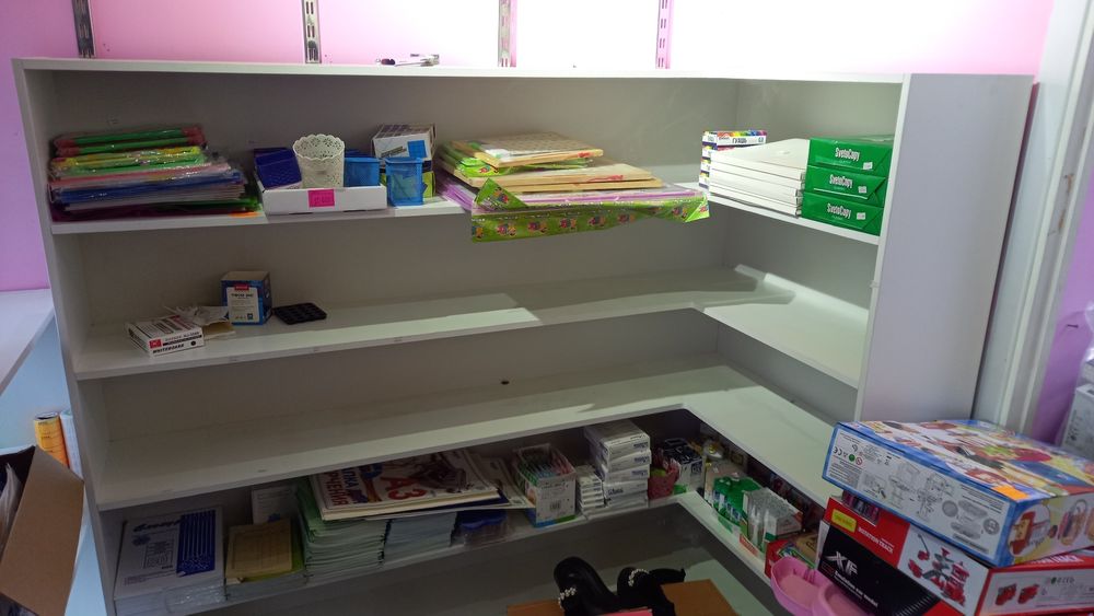 Plakat stelaj sotiladi