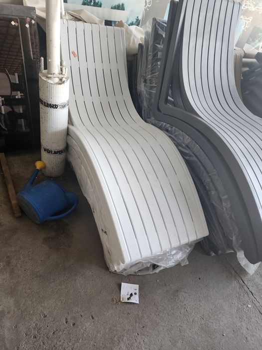 Шезлонги для бассейна туркия цвет белый коричневый  лежаки