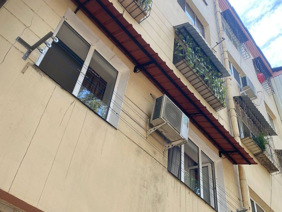 Установка  козырьков и бельевые.ролики .