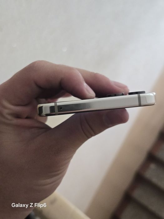 Samsung Galaxy Z Flip 5 330$