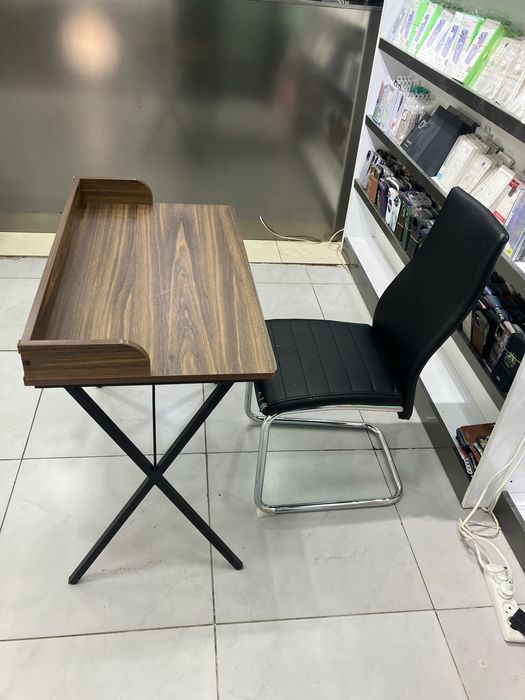 Стол стул идеалное для работы с компьютером и сделать уроки