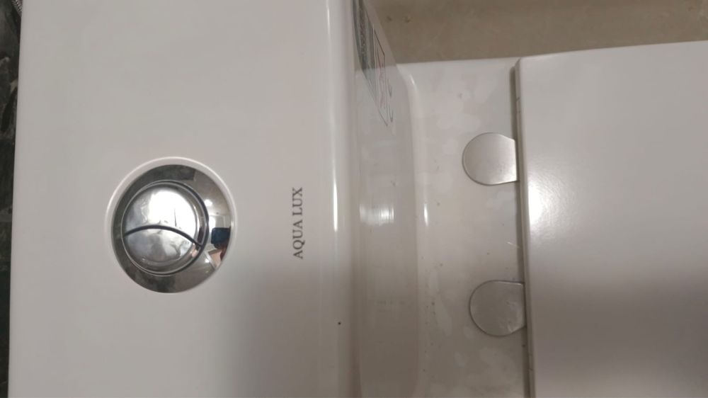 Новый унитаз , литой .