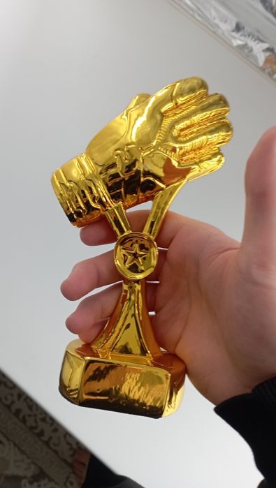 Алтын қолғап/Золотая перчатка. Статуэтка.