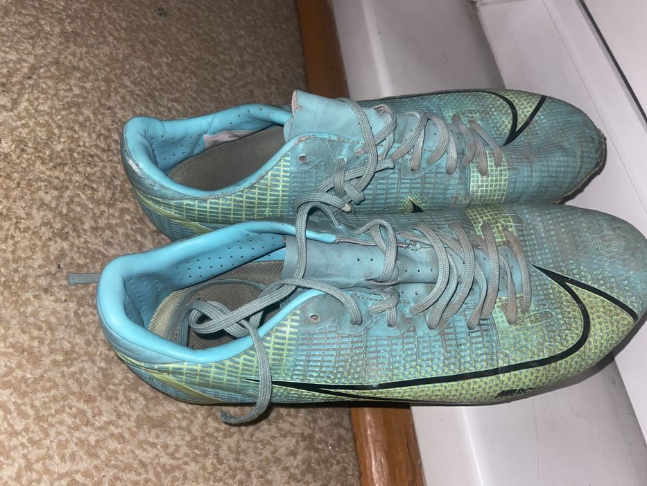 Бутсий Футболний Naik