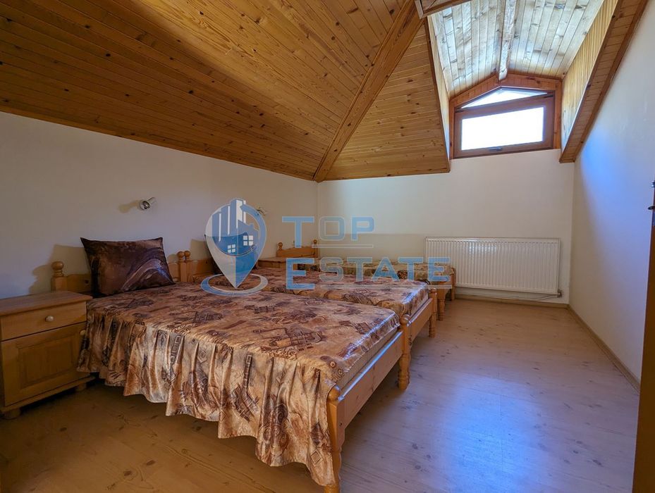 Двуетажна масивна къща с изолация, шест спални и гараж в близост до г