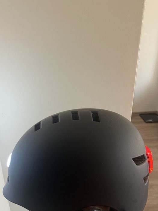 Светеща каска за колело