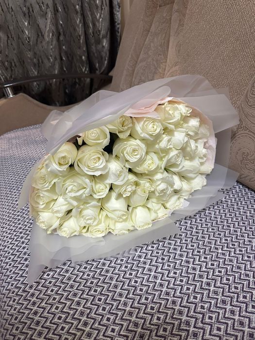 Свежие цветы, белые розы