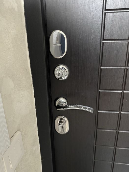 Продам железную дверь