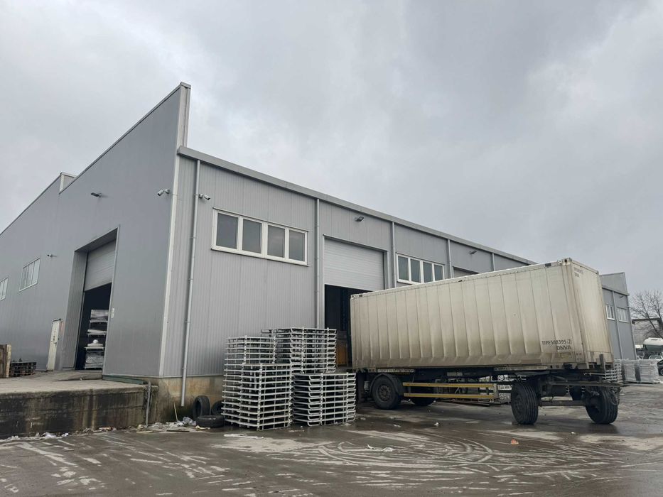 Proprietate industriala de inchiriat 2600 m2 utili : HALA + BIROURI