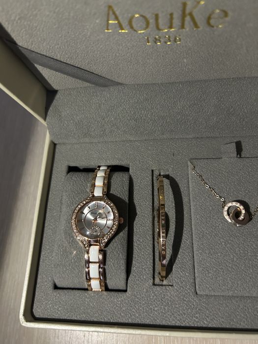 Женский часы красивый