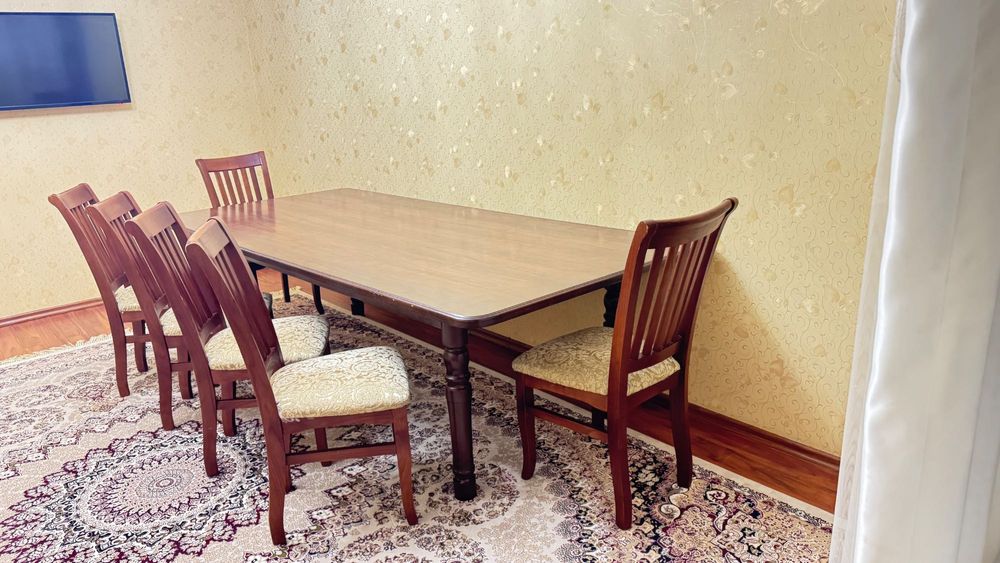 Stol va 8 ta stul sotiladi