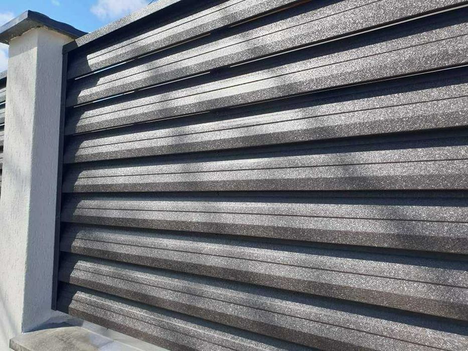 Garduri si porti de diferite modele si dimensiuni (sipca metalica, panou stil jaluzele, tabla cutata, plasa bordurata, BCA sau beton si alte modele)