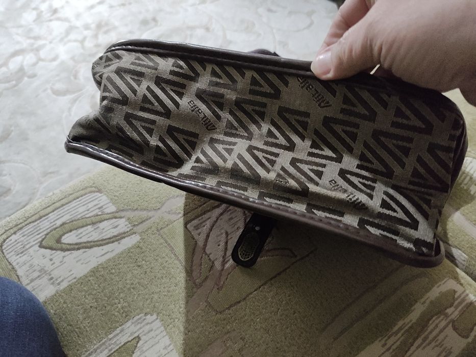 Vand servieta italiana, textil rezistent, noua, fara urme de uzura.ur