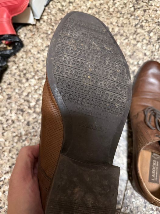 Продавам кожени обувки