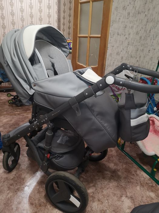 Осенне-летняя коляска Adamex.