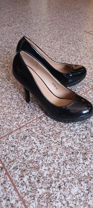 Pantofi de damă  cu lac.