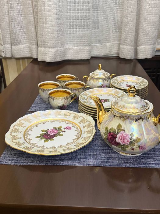 Элегантный фарфоровый чайный сервиз с позолотой и розами

Роскошный се