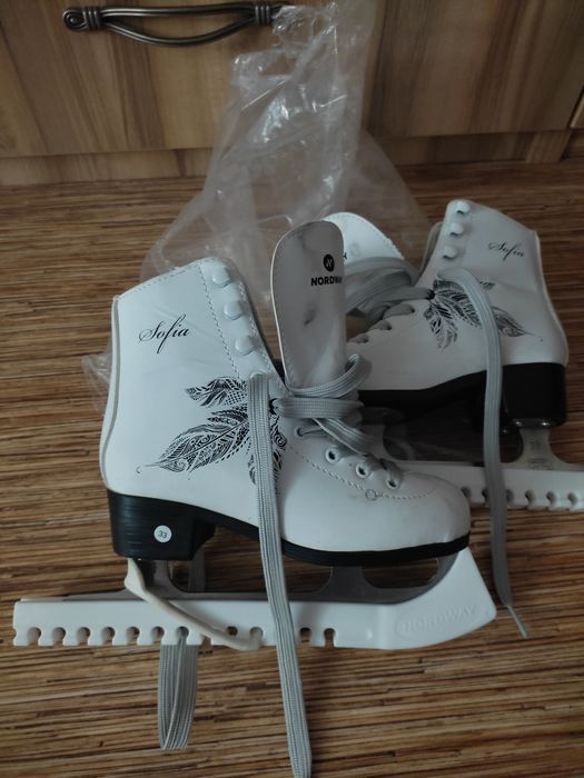 Продам фигурные коньки р33
