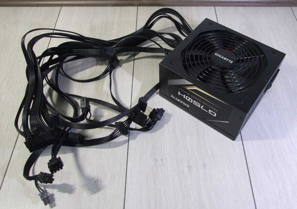 Sursa Gigabyte G750H, 750W, semi-modulara, 80 Plus Gold, eficienta 90%, Active PFC