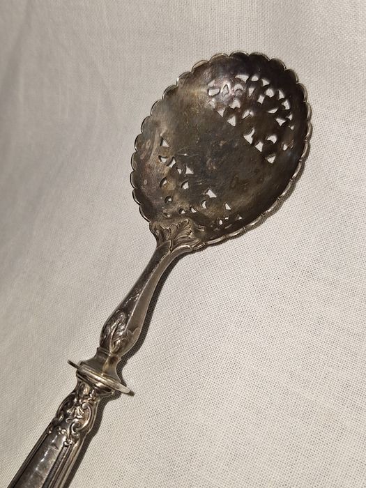 Старинна френска решетъчна лъжица за сервиране със сребърна дръжка