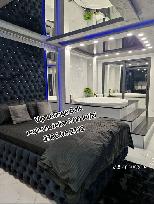 Regim hotelier cu jacuzzi in camera, oglinda deasupra patului