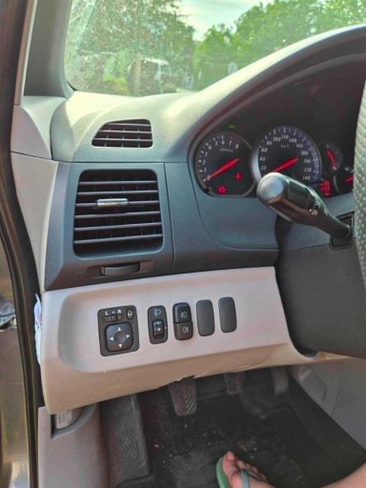 автомобил Mitsubishi Grandis