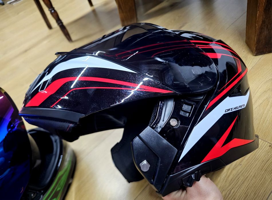 Căști moto...una noua ,cealalta folosita de cateva ori