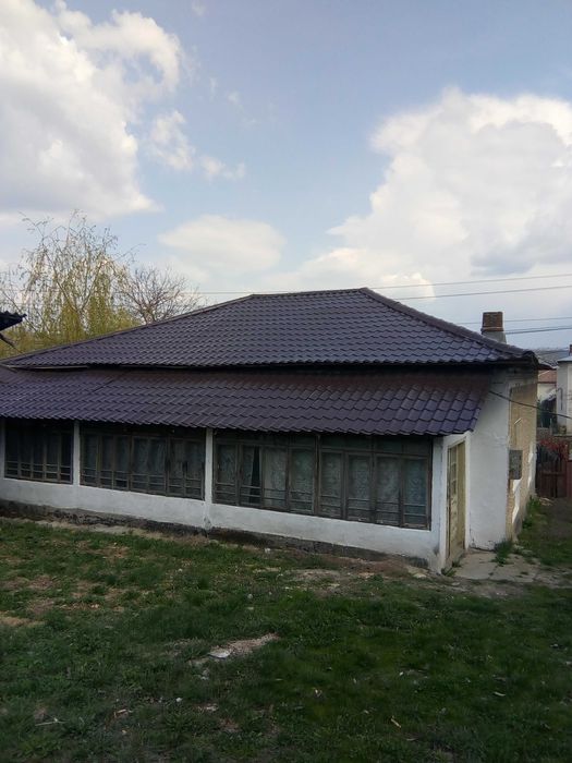 Casa de vanzare la Strada + Pamant . Septebrie .