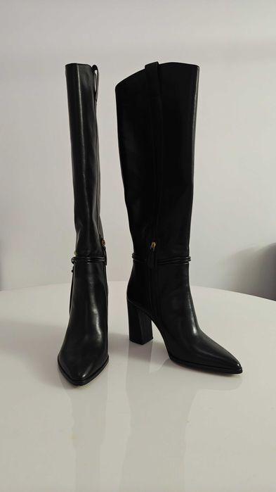 НОВИ Елегантни ботуши от естествена кожа със златисти елементи