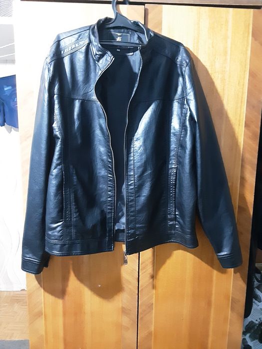 Продам куртки новые