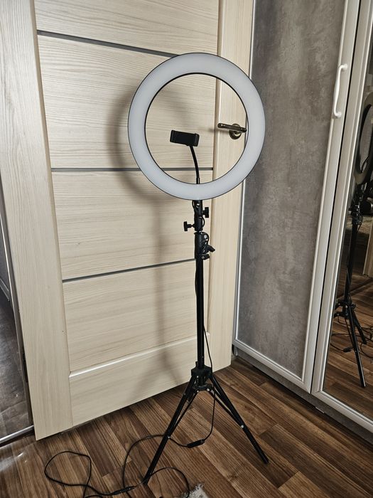 Продам кольцивую лампу