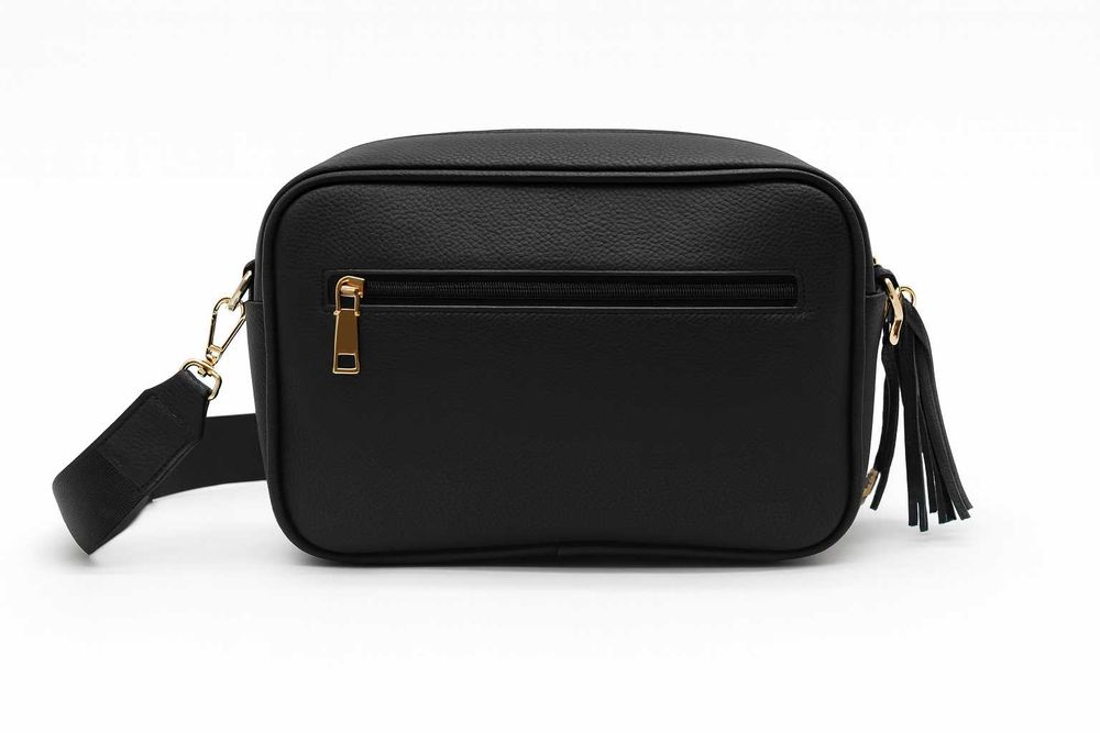 Дамска черна чанта с релефен надпис и ресни