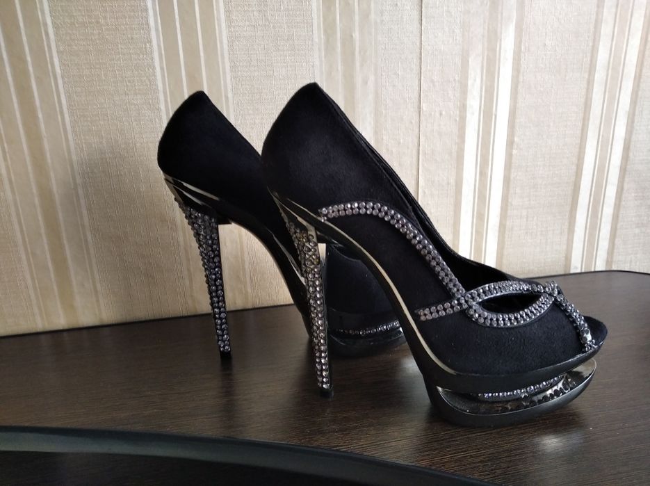 Продам женские туфли