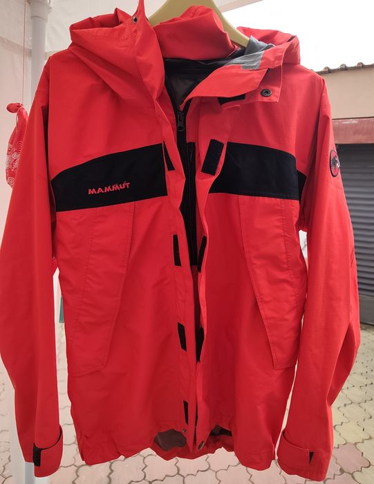 Jacheta Mammut Gore Tex 36-38  impermeabila cu gluga 3 buzunare cu fermoar deschidere dubla  arici la mîneci