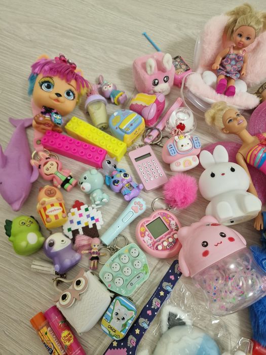 Lot jucarii ce se vede in imagini