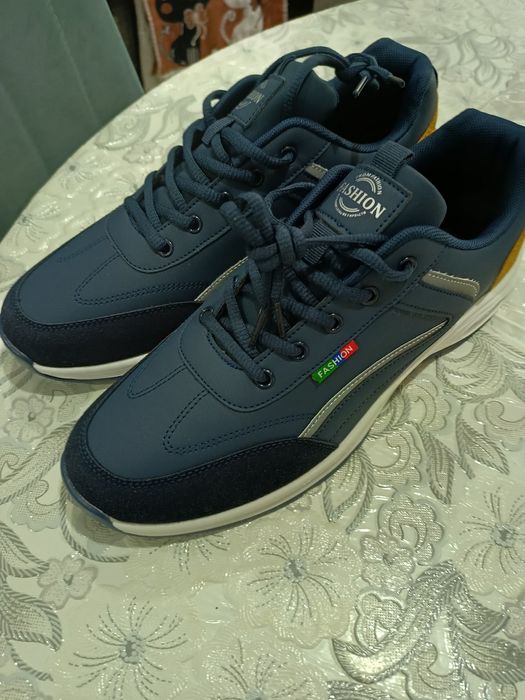 Продам кроссовки новые