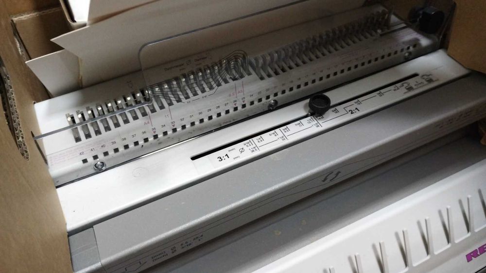 Професионална машина за подвързване със спирали Renz SRW 360 3:1