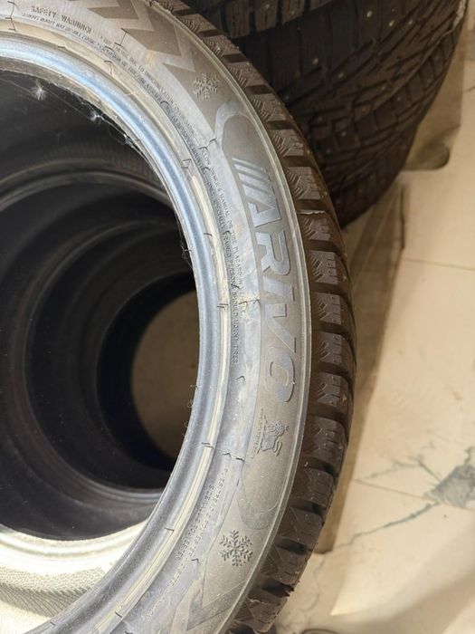 Продам зимние резины 255/45/20