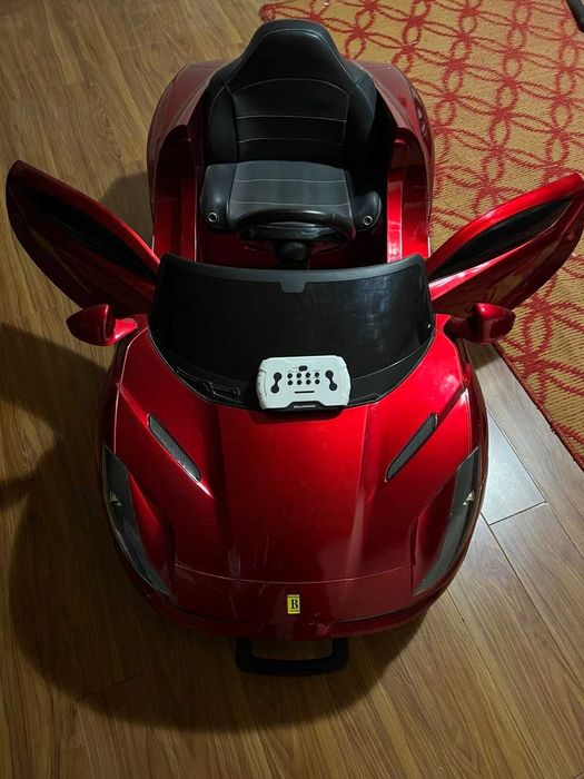 Moshina Ferrari qizil