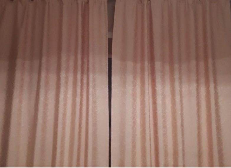 Шторы и покрывало.