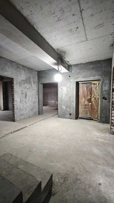 Мукими, Пирамит Площадь: 244 Parisien яккасарай безрем мукимий ;