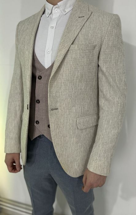 Vand costum barbati culoare sacou alb, marimea 46 (S) !