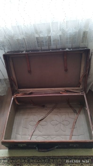 Старинный кожаный чемодан