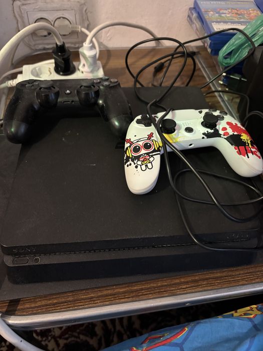Playstation 4 със два джойстика и 9 бр. Игри
