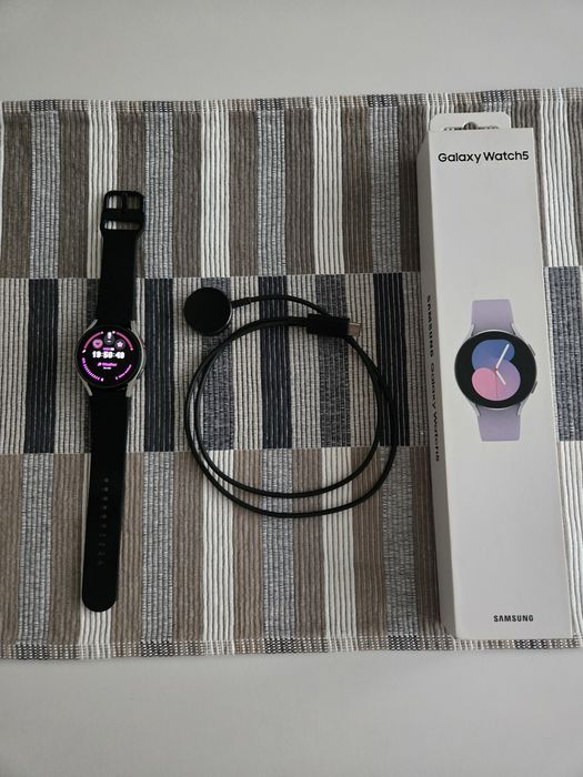 Продавам часовник Samsung Galaxy Watch 5 40mm BT