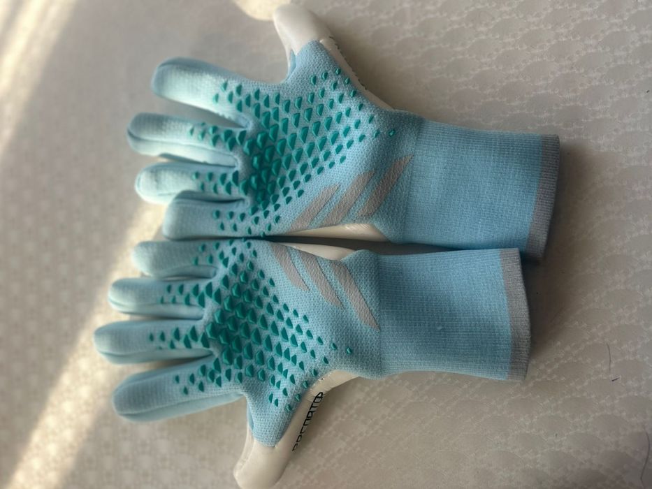 продам вратарьские перчатки Predator Pro