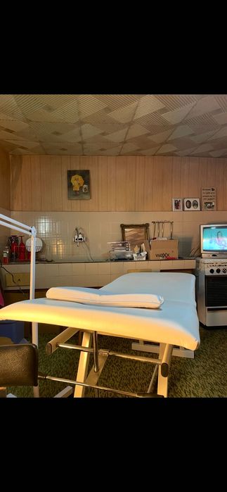 Кушетка и козметична лампа