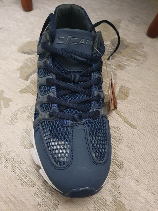 Продам кроссовки "escan"