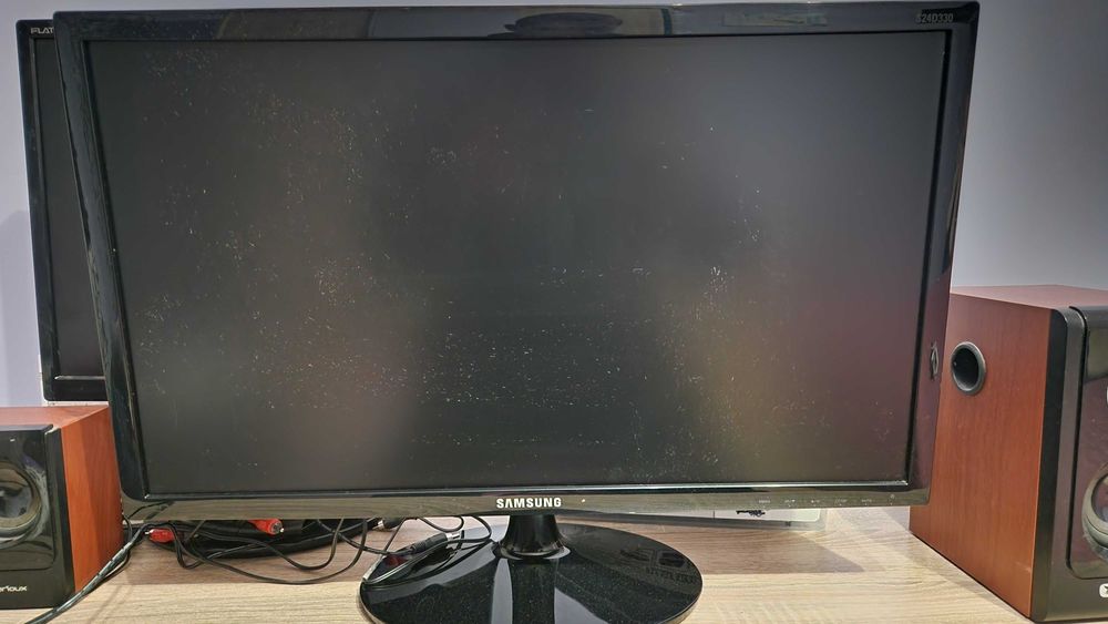 Монитор Samsung 24" модел: 24D330 + подарък LCD монитор LG 19"